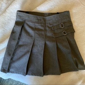 Pleated mini skirt with buckles